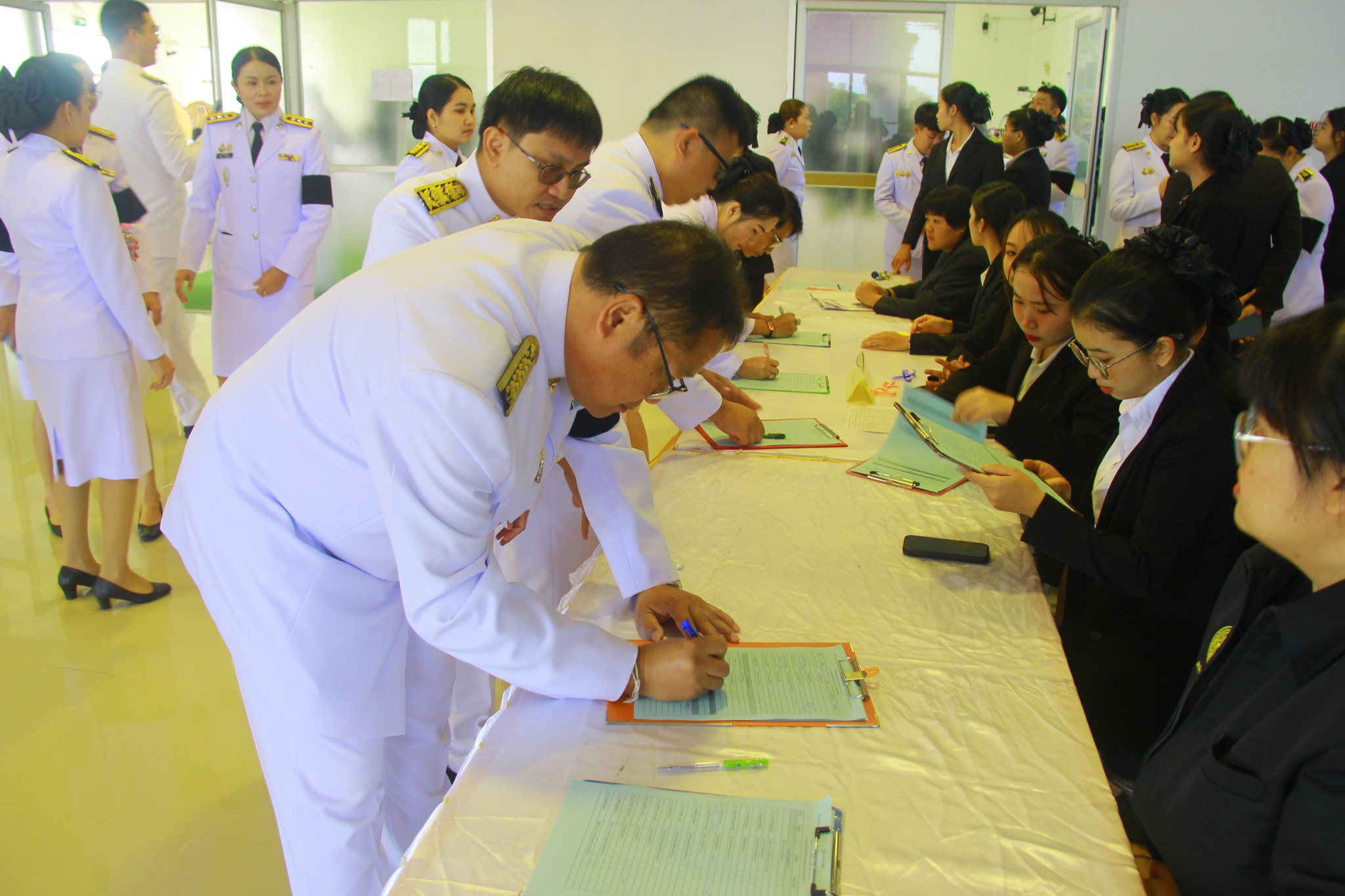 พิธีวางพวงมาลาถวายราชสักการะพระบาทสมเด็จพระมงกุฎเกล้าเจ้าอยู่หัว เนื่องในโอกาสวันคล้ายวันสวรรคตครบ 100 ปี